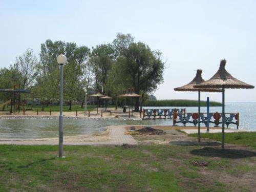 Gyenesdiás - strandi napernyők1