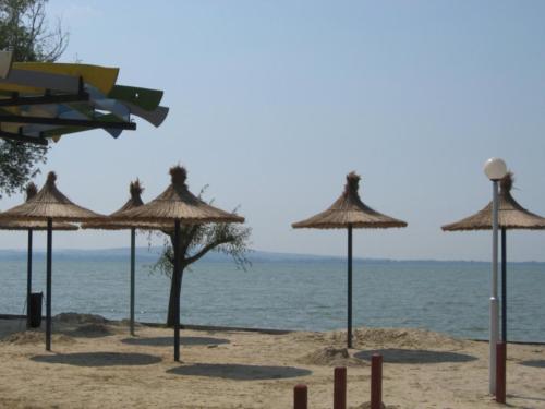 Gyenesdiás - strandi napernyők3