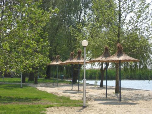 Gyenesdiás - strandi napernyők5